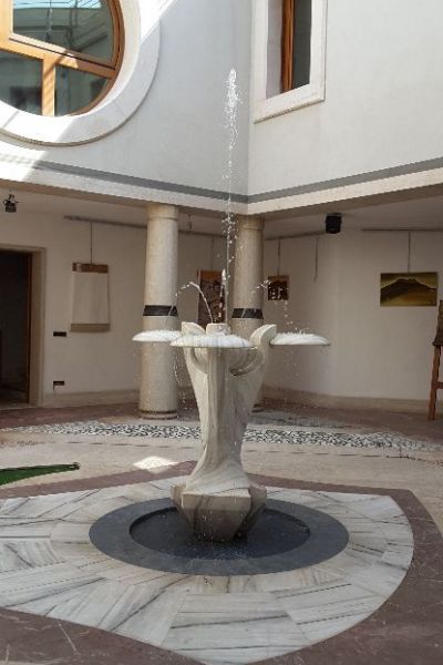 Fontana tornita in marmo
