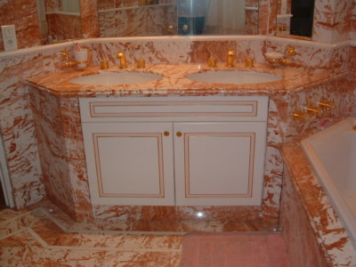 Rivestimento bagno in marmo con top lavandino coordinato