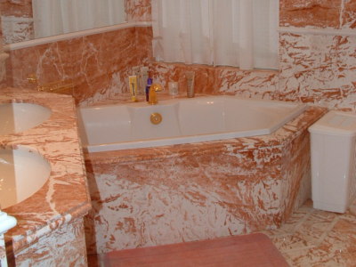 Rivestimento bagno in marmo rosa